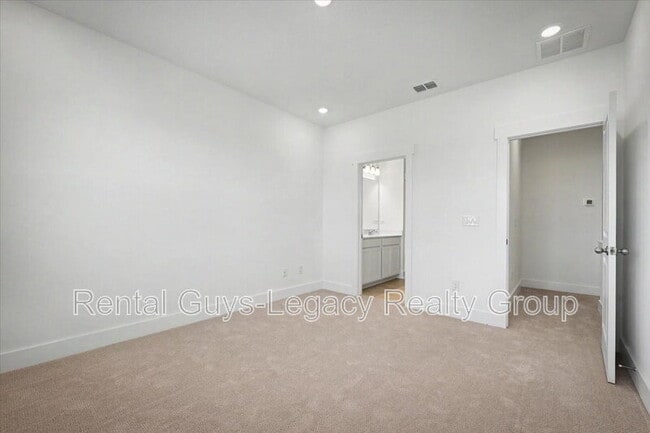 Building Photo - 5423 Bramhall Rd