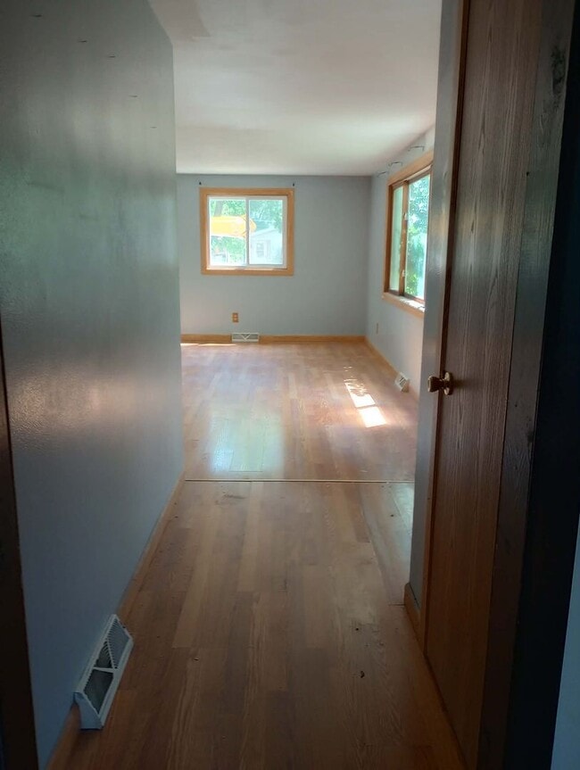 Building Photo - Nice 3 bed 1 bath house with large garage and basement!!!