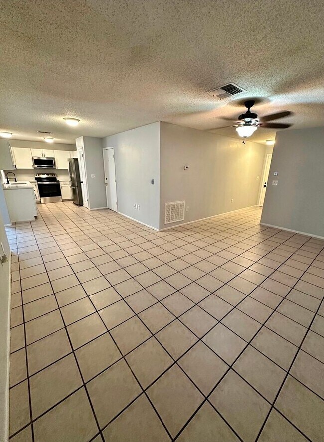 Building Photo - 3 bedroom 2 bathroom house fully fenced in...