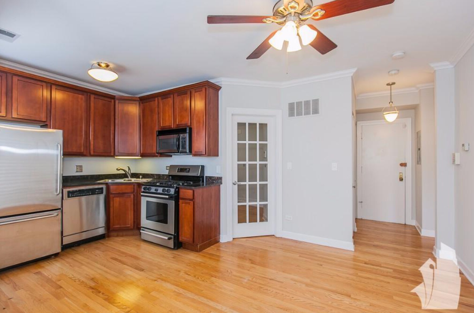 Building Photo - 628 W Roscoe St