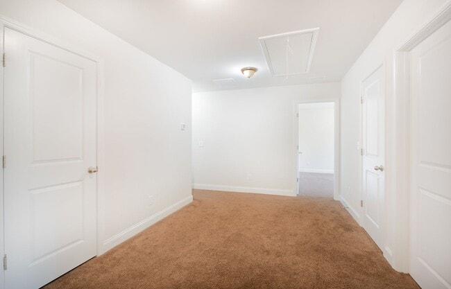 Building Photo - Modern Living in the Heart of Summerville!