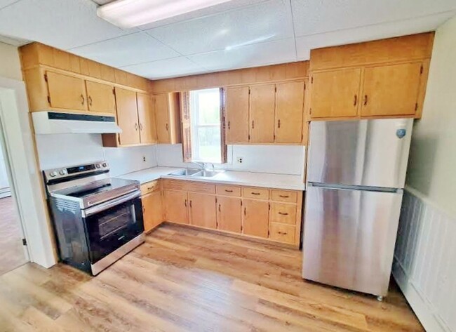 Building Photo - 3 Bed / 1-1/2 Bath Single Family w/2 Car G...