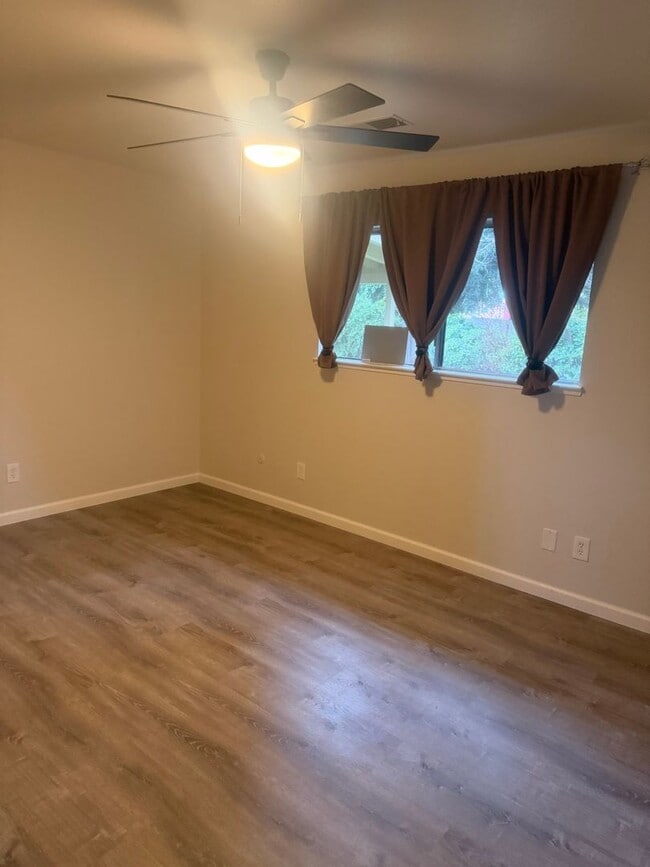 Building Photo - Great 3 bedroom 2 bath home some utilities included