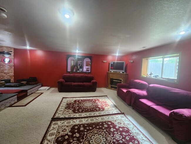 Building Photo - 5bd 3ba Available in Eastern Sioux falls