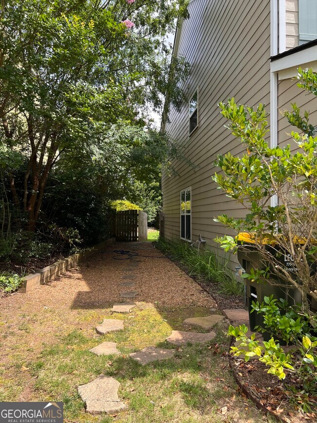 Building Photo - 5975 Bentley Way