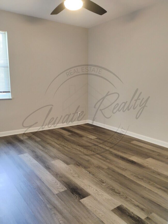 Building Photo - Two Bedroom Updated Ranch Duplex in North ...