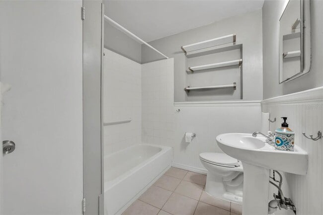 Building Photo - 1811 Park Lake St