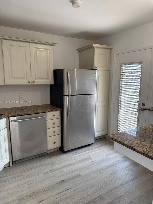 Building Photo - 6301 N Falls Cir Dr