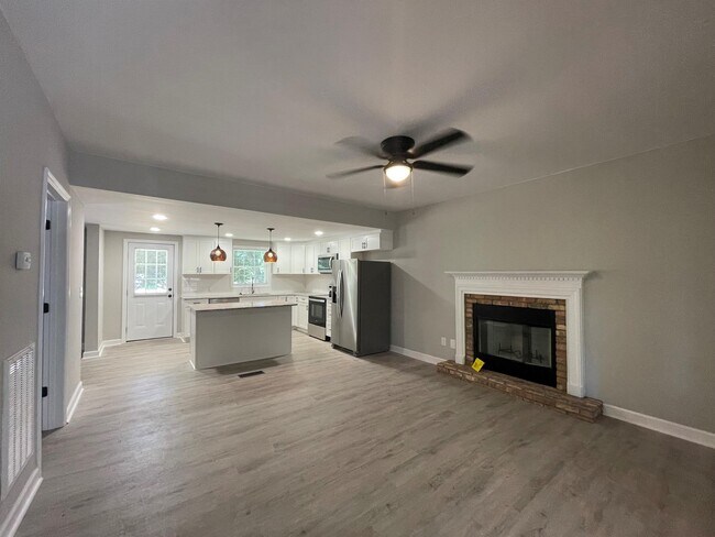 Building Photo - 5656 Racin Dr