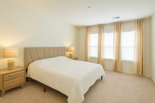 Building Photo - Like New Townhome in Flowery Branch: Immac...