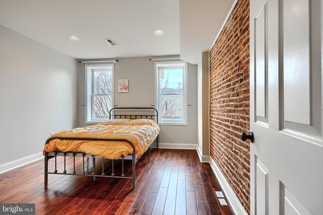 Building Photo - 1730 E Chase St