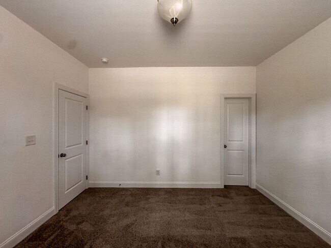 Building Photo - Gorgeous 4 Bed 3.5 Bath Executive Home with Community Amenities