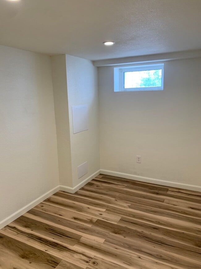 Building Photo - 2 BEDROOMS PLUS 2 BONUS ROOMS, 2 BATHROOM SINGLE FAMILY HOME WITH 1 CAR GARAGE
