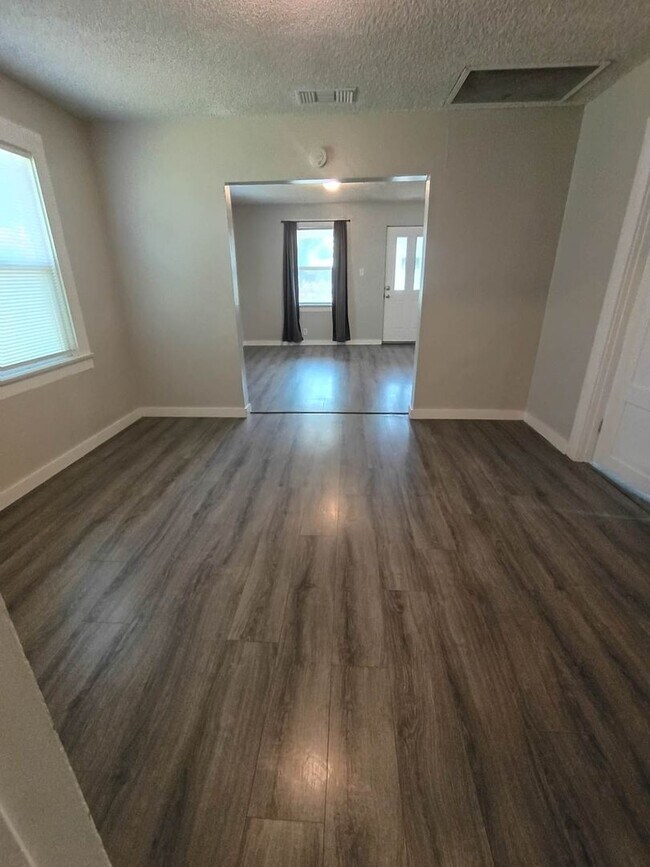 Building Photo - 2 bedroom home in Historic Downtown Riverside