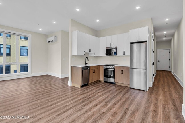 Building Photo - 527 Bangs Ave