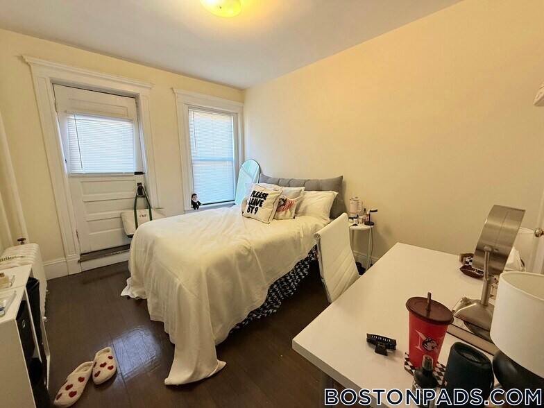 Building Photo - 452 Park Dr