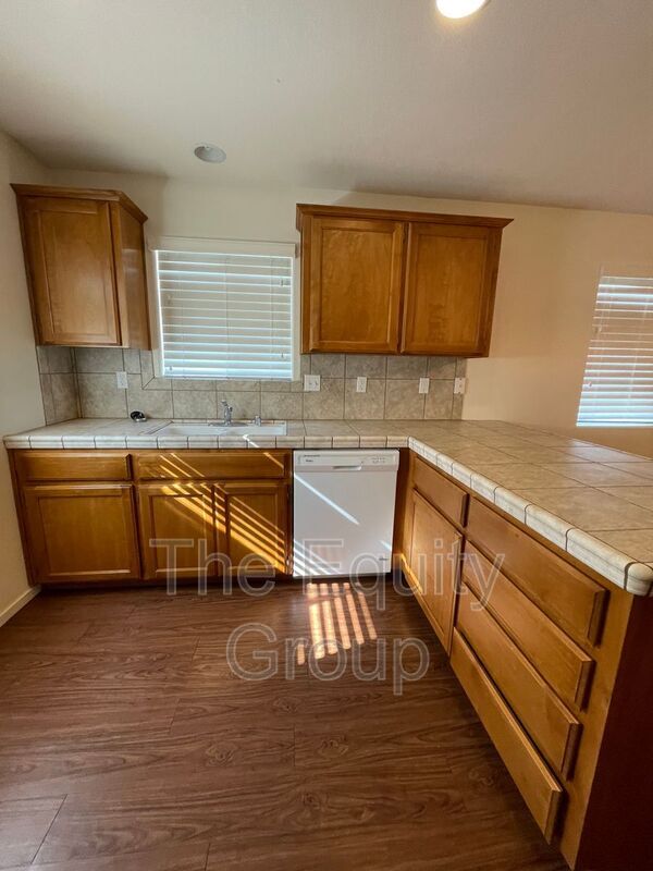 Building Photo - 2218 W Lark Ave