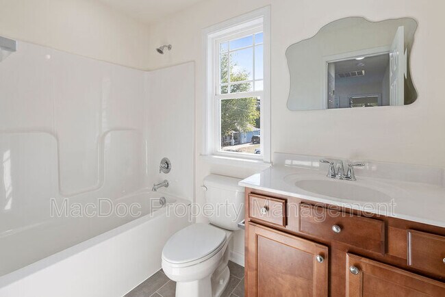 Building Photo - 214 Mansfield St