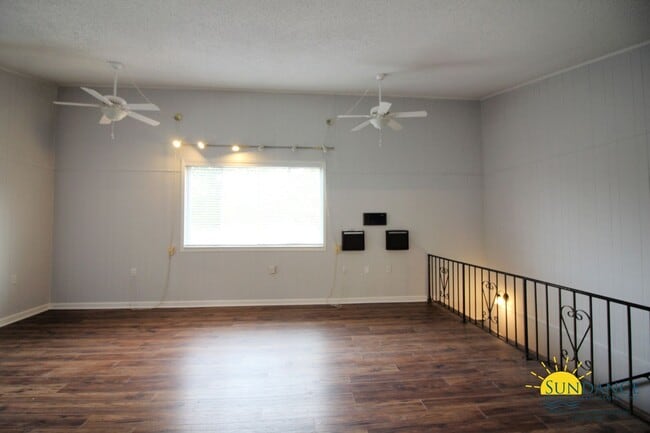 Building Photo - Stunning 4 Bedroom Home in Fort Walton Beach