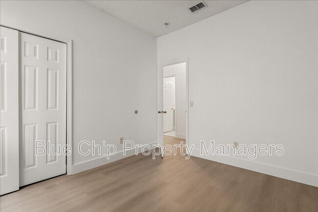 Building Photo - 1923 Bridgeview Cir