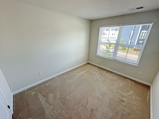 Building Photo - Beautiful Townhome in Ashland !!