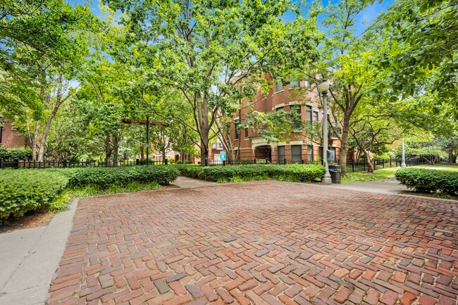 Building Photo - 948 W 15th Pl