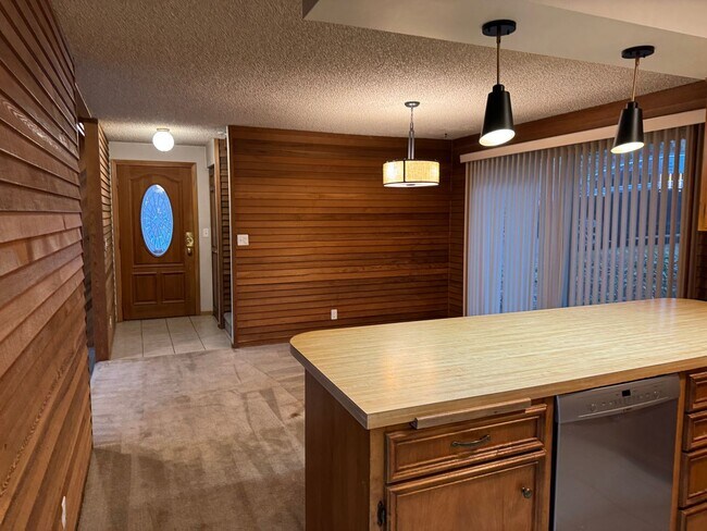 Building Photo - Spacious secluded house in Thurston Hills!