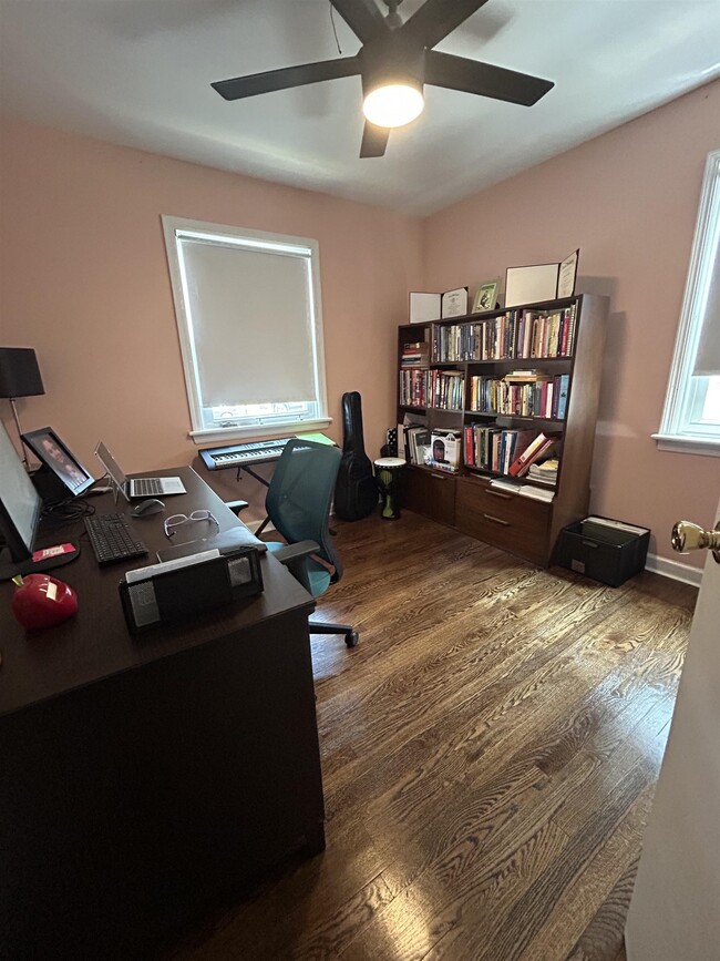 Building Photo - 84 N Vivyen St
