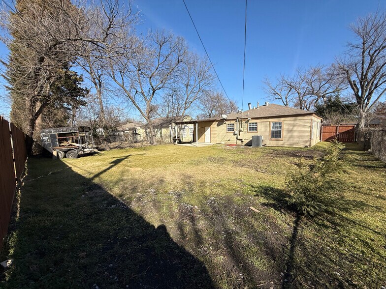 Building Photo - 1209 Shady Ln