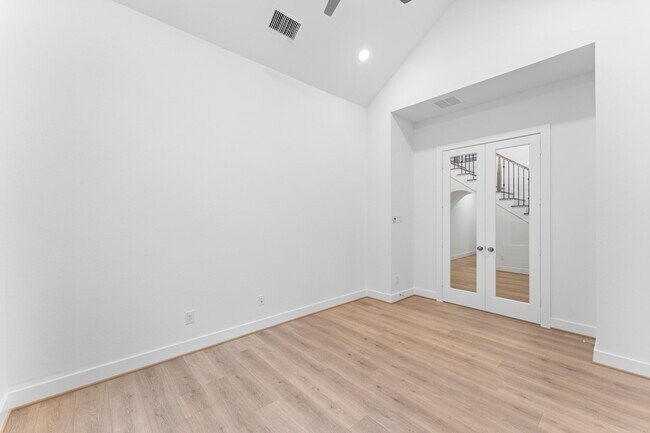 Building Photo - 26915 Longwood Ledge Ln