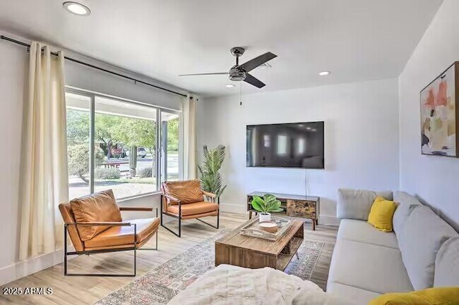 Primary Photo - 310 E Papago Dr