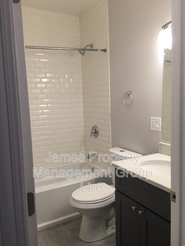 Building Photo - 5920 N Artesian Ave