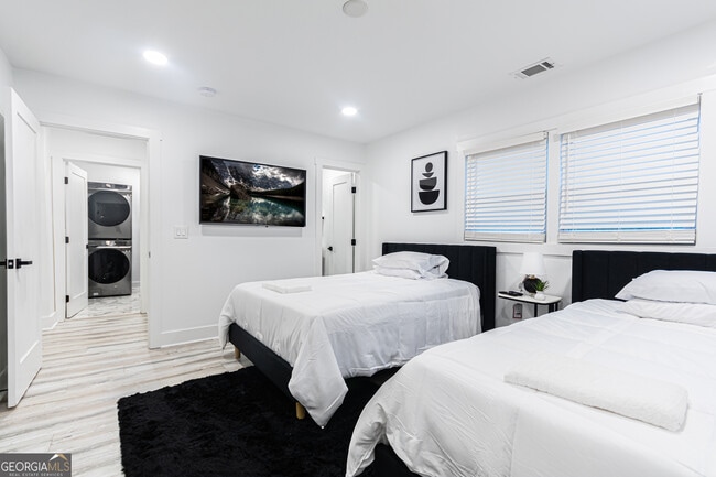 Building Photo - 330 Macon Ave