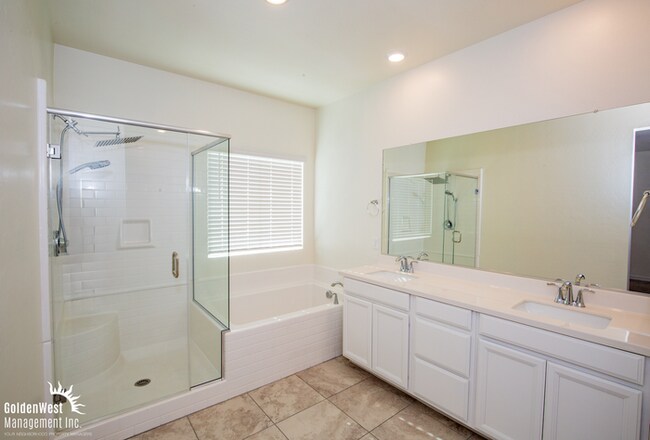 Building Photo - Stunning 3Bdm 2.5Ba Row Home in a Gated Co...