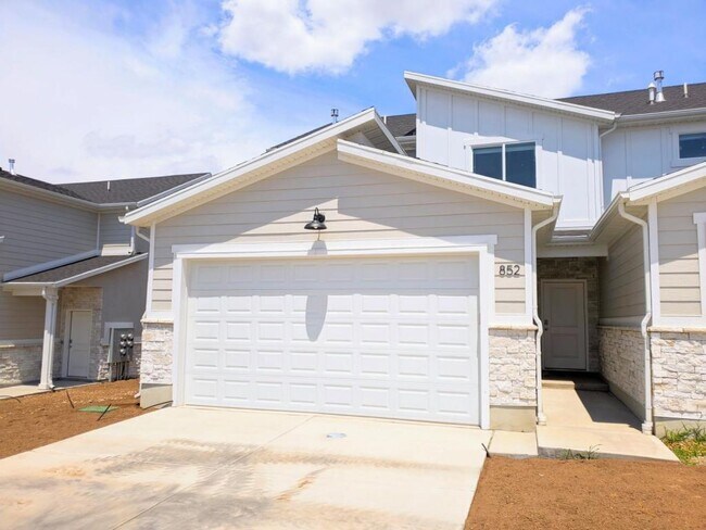 Building Photo - 1043 W 600 S