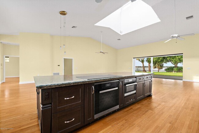 Building Photo - 845 S Tropical Trail