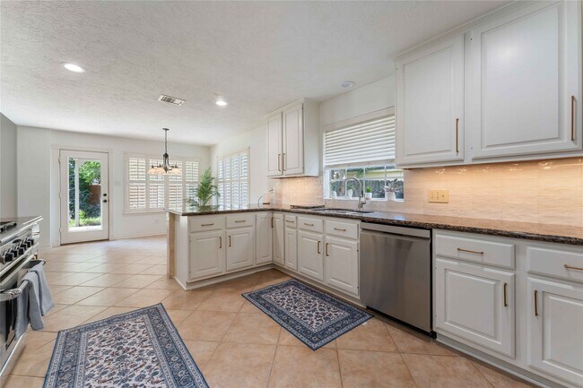 Building Photo - 5614 Whisper Ridge Dr