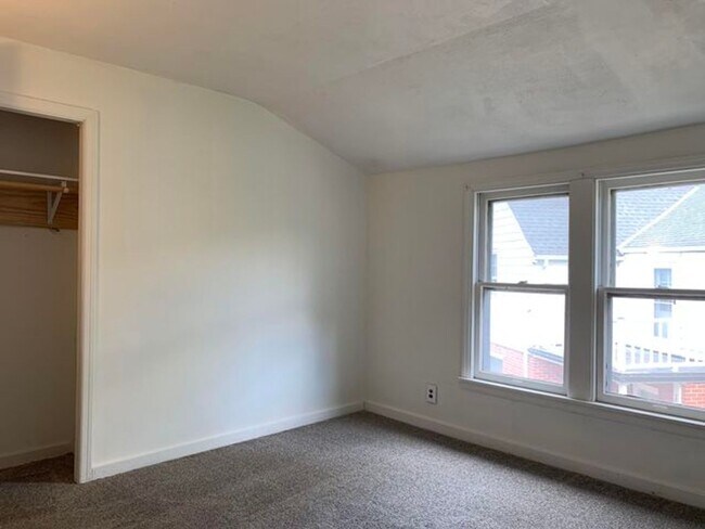 Building Photo - 4 Bedroom Single-Family House in Shorewood