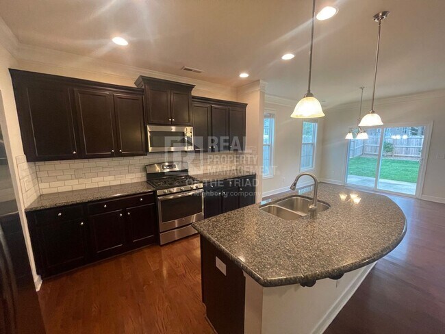 Building Photo - Breathtaking 4bd/3ba Deluxe home next to L...