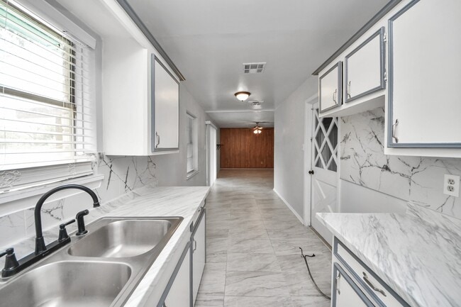 Building Photo - 4830 Ridgestone St