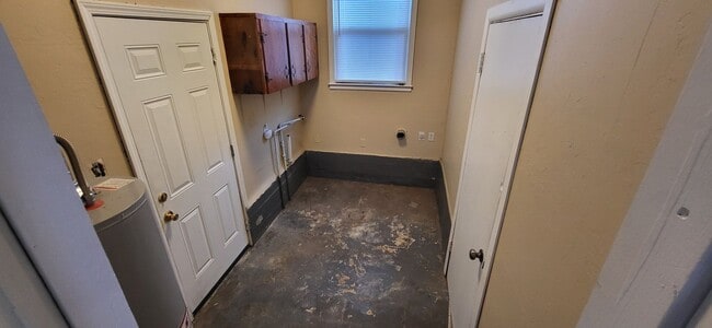 Building Photo - Southeast 2 BR house! 1 car garage! $995!