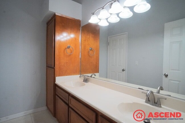 Building Photo - Charming Home in Southwest Bakersfield!