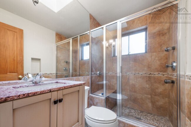 Building Photo - Sunny Retreat in South Capitol