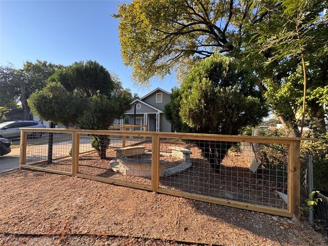 Building Photo - 1105 Clermont Ave