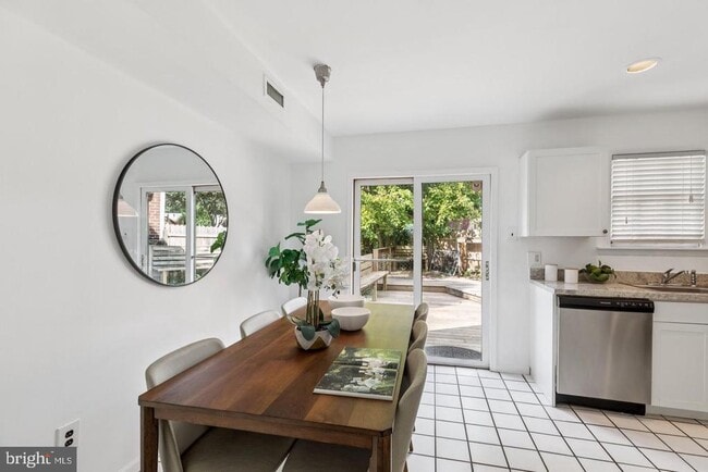 Building Photo - 218 Rector St