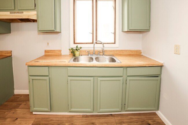 Building Photo - GREAT SINGLE FAMILY HOUSE . WAITING FOR YOU TO CALL HOME !!