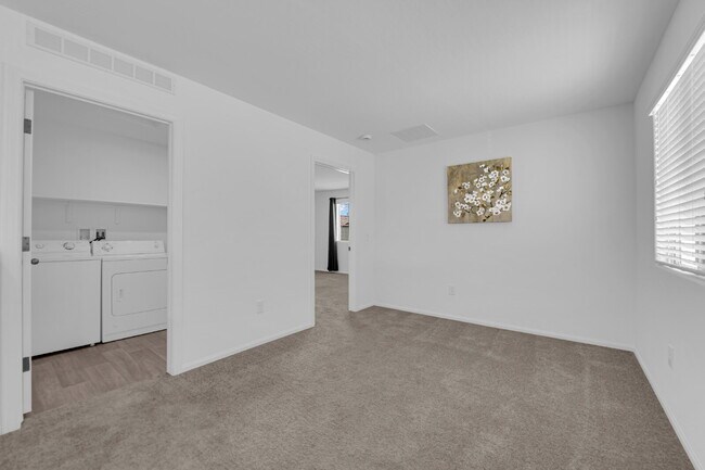 Building Photo - Don't miss out on this cozy 3-bedroom, 2-s...