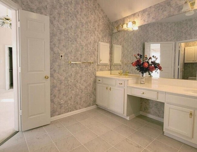 Building Photo - 6401 Dakota Dr