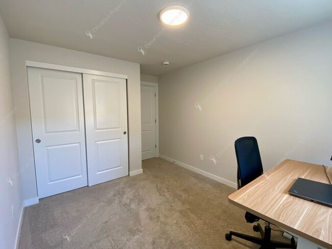 Building Photo - Modern Comfort in Northwest Redmond