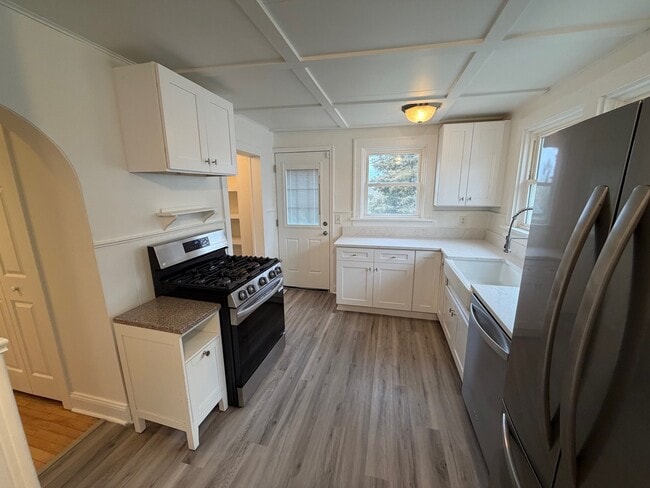 Building Photo - 207 E Custer St